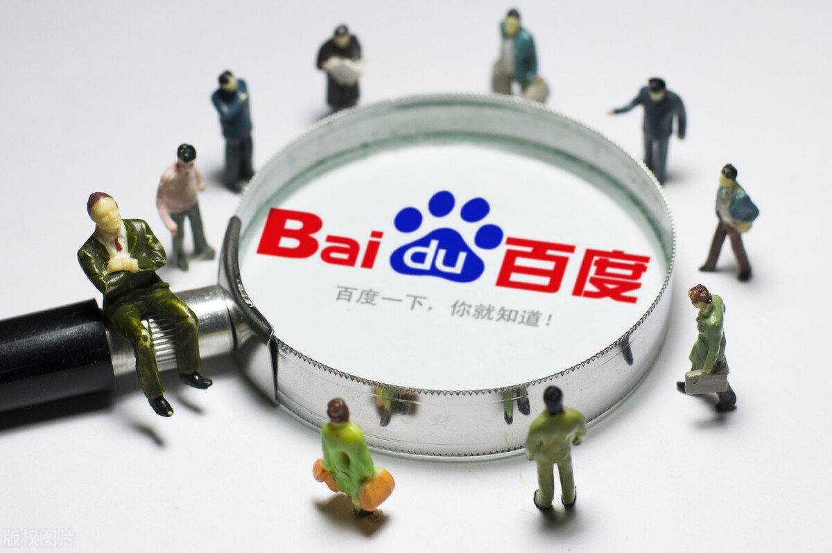 女子用筋膜枪按摩眼睛突发白内障